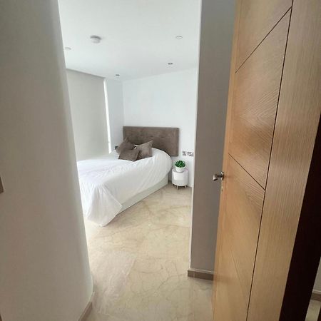 Modern Central 1 Bedroom Apartment With Rooftop Spa Gibraltar Eksteriør billede