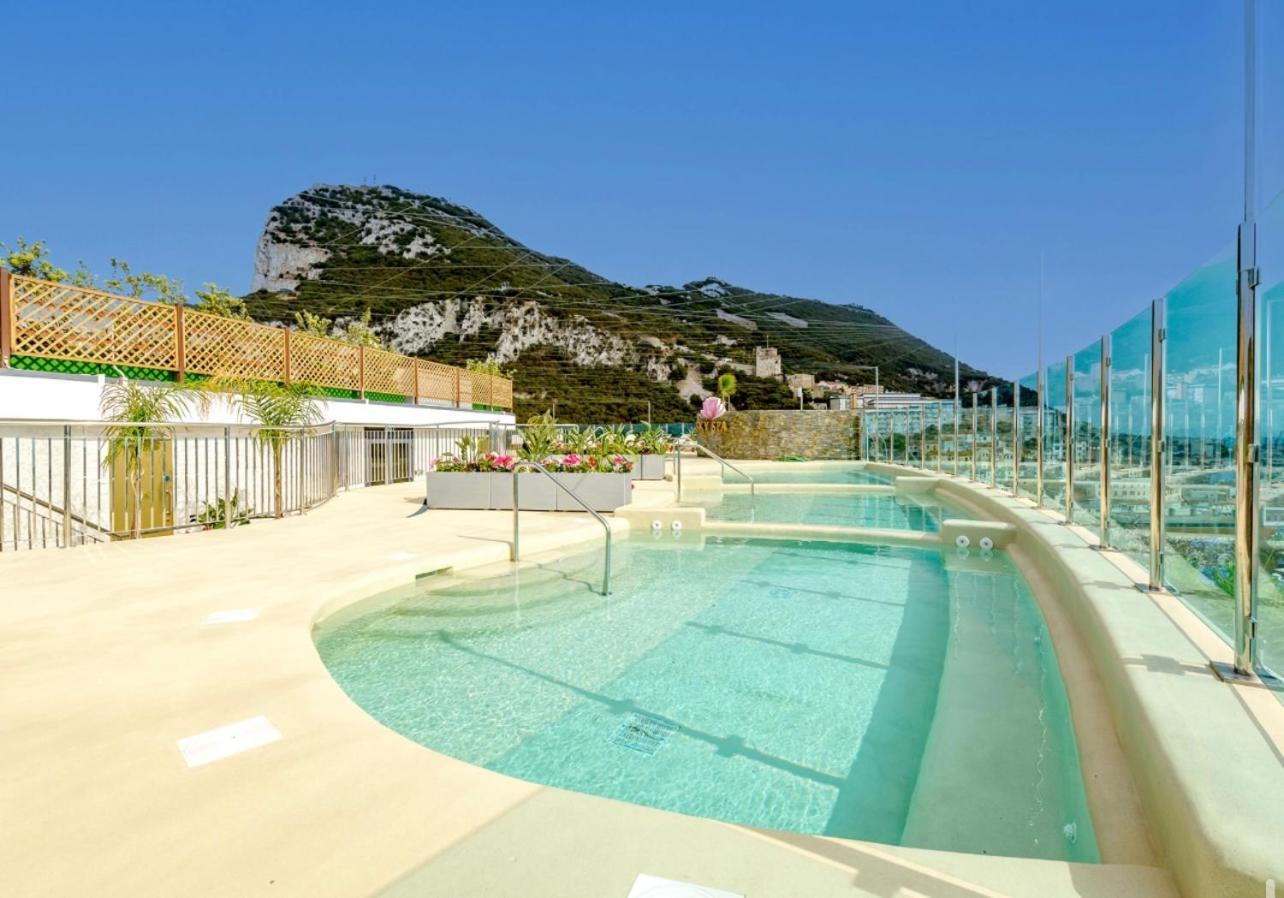 Modern Central 1 Bedroom Apartment With Rooftop Spa Gibraltar Eksteriør billede