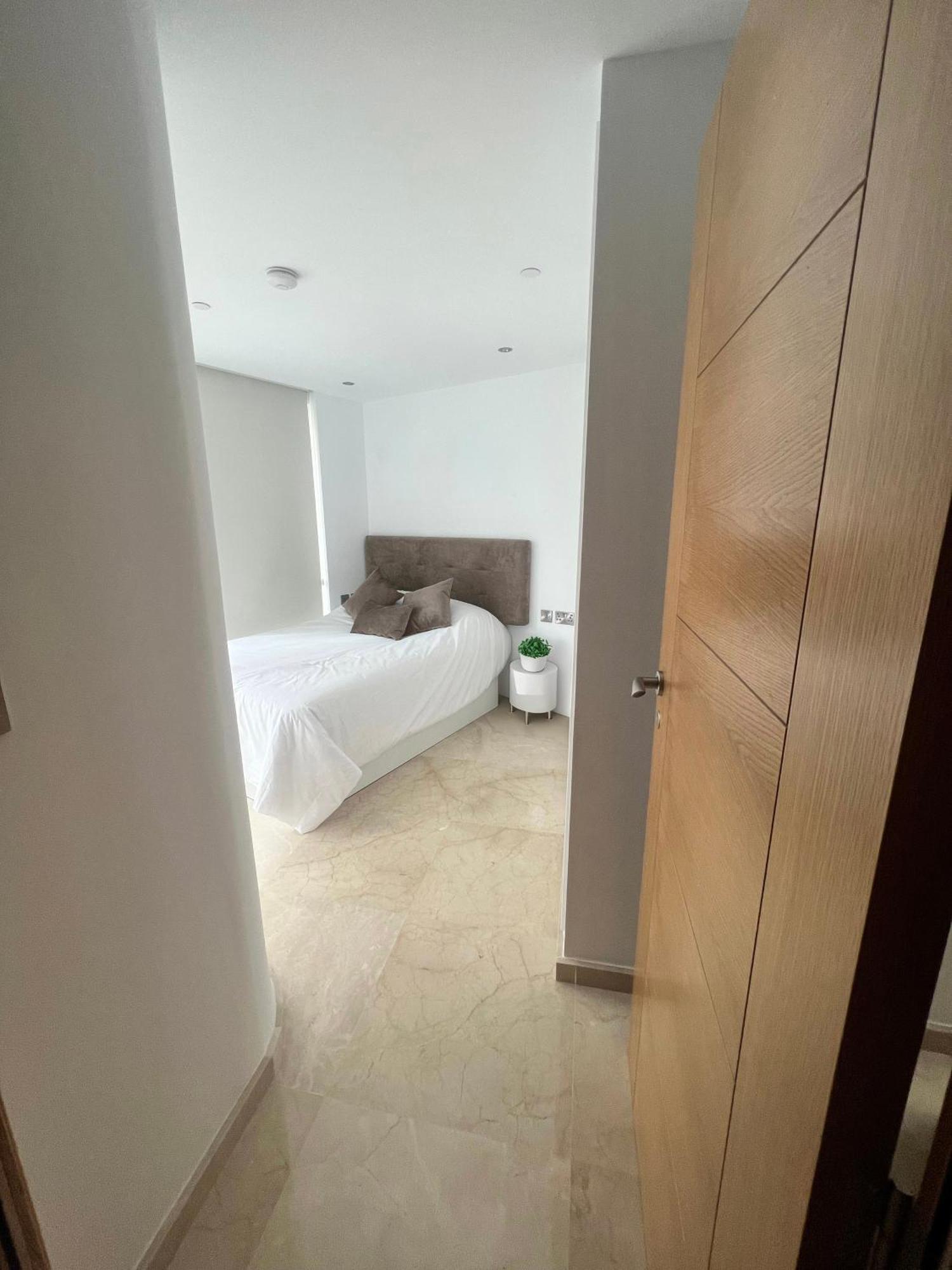 Modern Central 1 Bedroom Apartment With Rooftop Spa Gibraltar Eksteriør billede